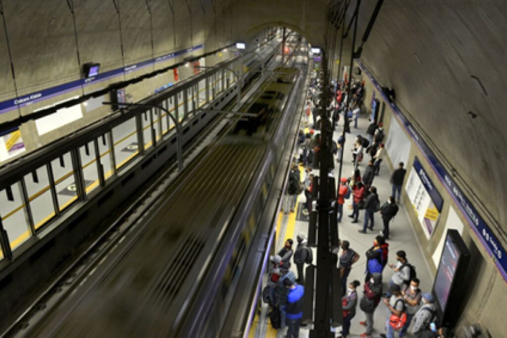 trens-da-linha-5-lilas-travam-e-passageiros-enfrentam-caos-em-sp