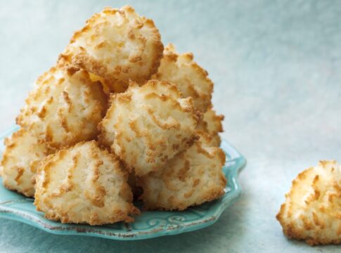 biscoito-de-coco-com-dois-ingredientes-pronto-em-15-minutos