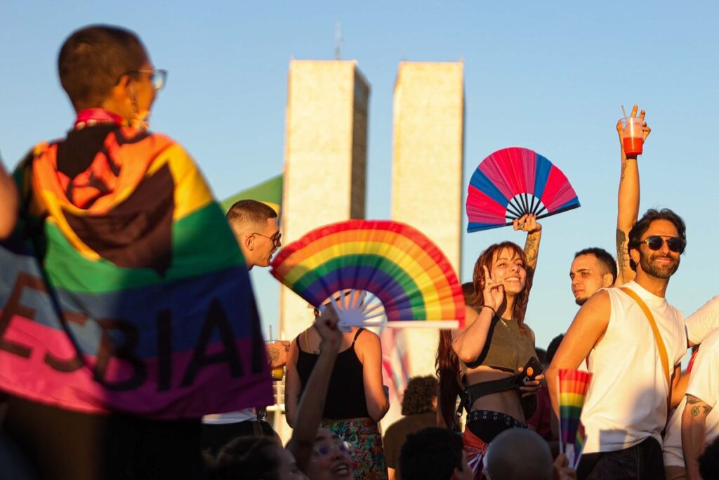 pratica-da-“cura-gay”-contra-pessoa-lgbtqia+-sera-punida-no-df