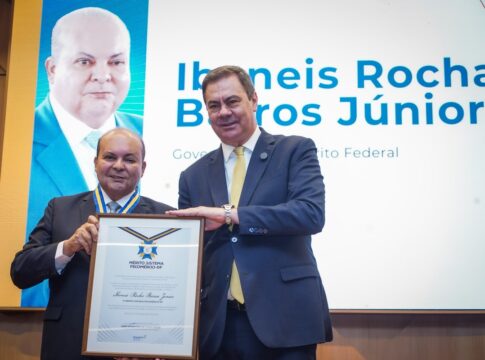 em-solenidade,-ibaneis-recebe-a-medalha-merito-sistema-fecomercio-df