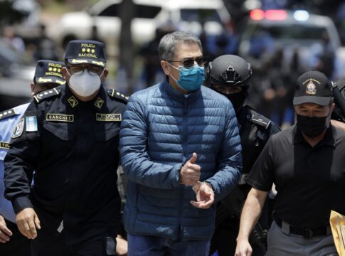 ex-presidente-de-honduras-deixa-a-prisao-apos-indulto-de-trump