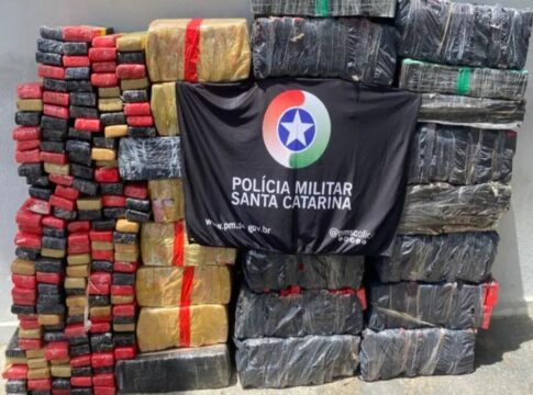 sc:-fuga-em-carro-de-luxo-revela-meia-tonelada-de-maconha-escondida