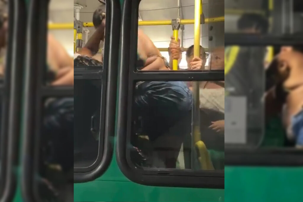 cobradora-e-agredida-por-passageira-dentro-de-onibus-em-salvador