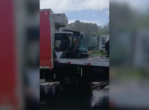 batida-de-3-caminhoes-bloqueia-totalmente-via-na-grande-florianopolis