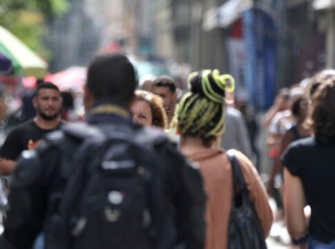 diretores-e-gerentes-negros-ganham-34%-menos-que-brancos,-revela-ibge