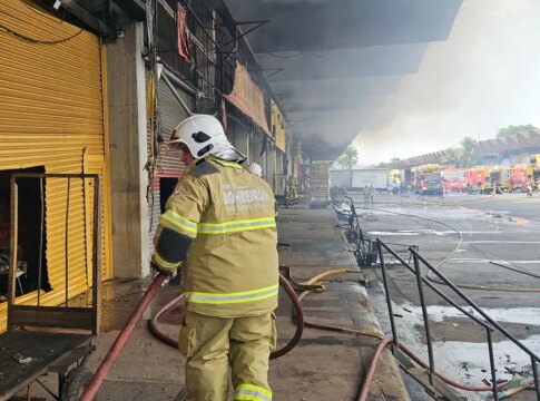 incendio-no-ceasa/rio-esta-controlado;-bombeiros-trabalham-no-rescaldo