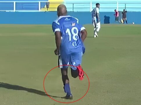 video:-jogador-entra-em-campo-com-tornozeleira-eletronica-e-viraliza