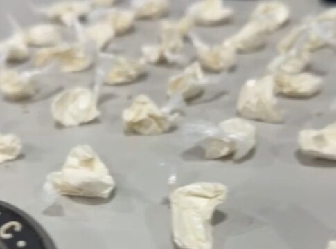 cortina-de-po:-policia-acha-droga-mocada-em-varao-e-prende-traficante