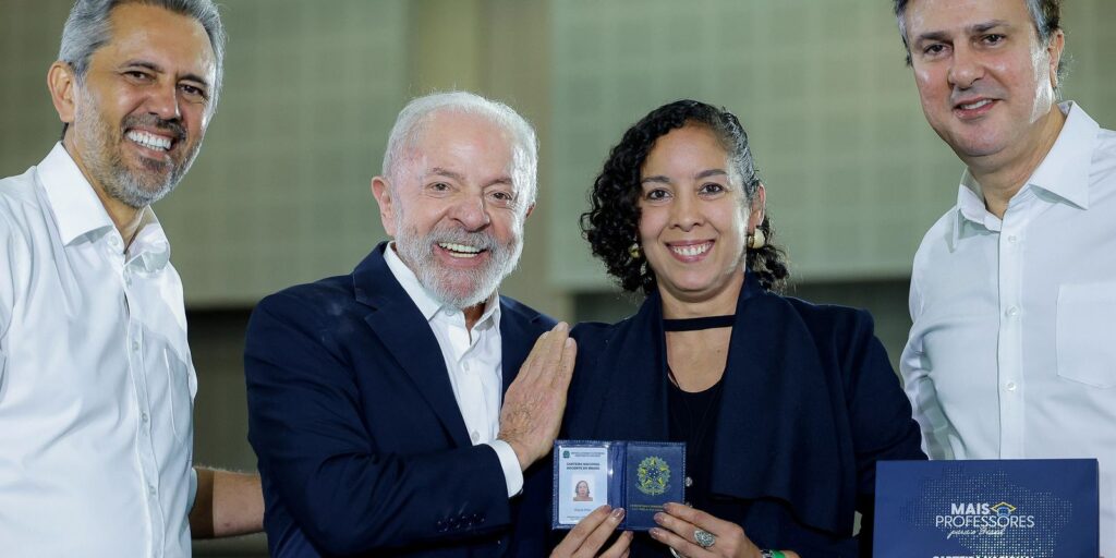 carteira-docente-e-documento-que-valoriza-profissao,-diz-professora