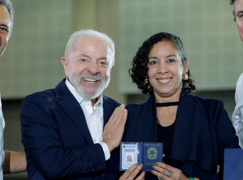 carteira-docente-e-documento-que-valoriza-profissao,-diz-professora