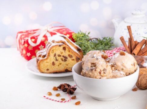 aproveite-as-sobras-do-panetone-nesta-receita-de-sorvete-com-caramelo