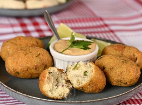bolinho-de-bacalhau-tradicional-e-sequinho:-faca-ja-em-casa