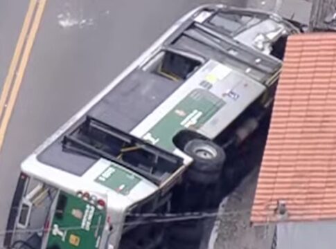 onibus-tomba,-deixa-dois-feridos-e-trava-transito-na-zona-leste-de-sp