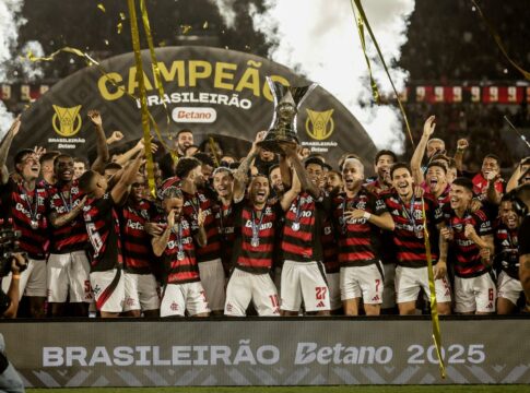 veja-o-momento-em-que-o-flamengo-levanta-a-taca-do-brasileirao