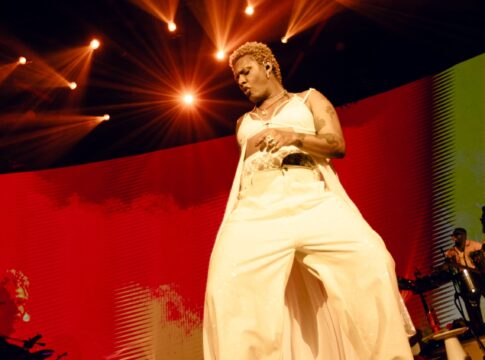 “veludo-marrom”:-do-grammy-ao-horario-nobre-da-tv