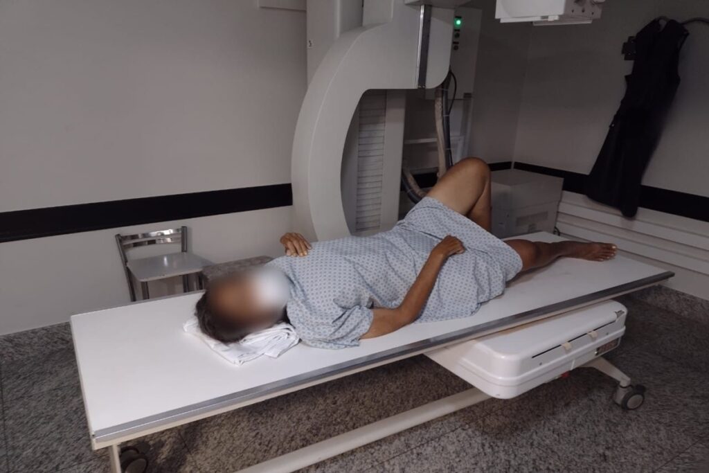 mulher-internada-em-clinica-psiquiatrica-tem-alta-com-perna-quebrada