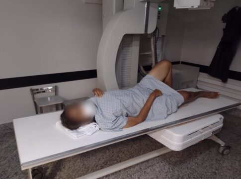 mulher-internada-em-clinica-psiquiatrica-tem-alta-com-perna-quebrada