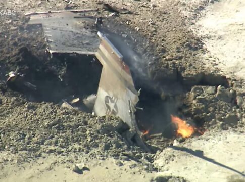 piloto-sobrevive-a-queda-de-caca-da-forca-aerea-em-deserto-dos-eua