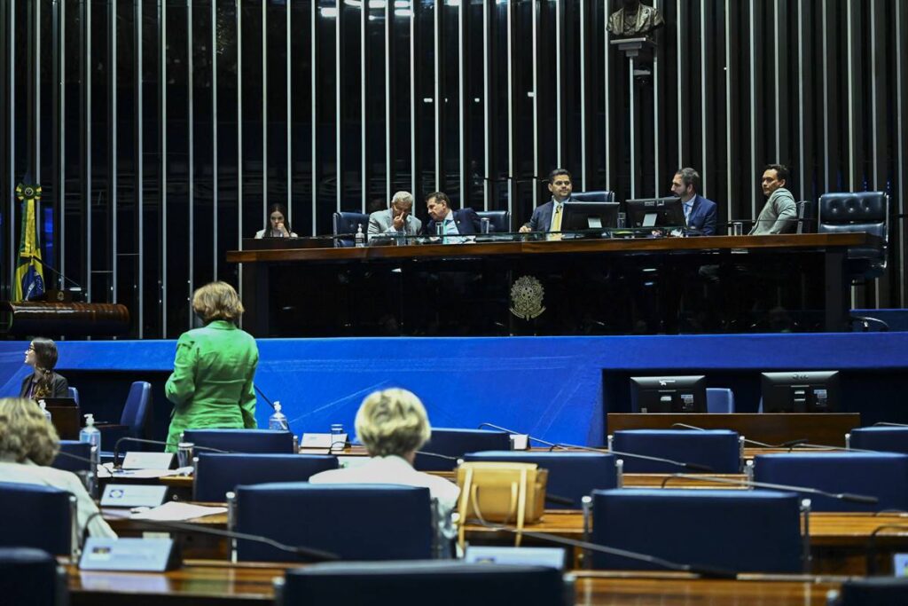 senado-da-aumento-a-servidores-e-supersalarios-chegam-a-r$-117-mil