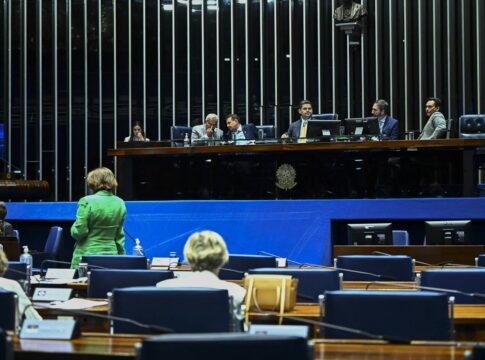 senado-da-aumento-a-servidores-e-supersalarios-chegam-a-r$-117-mil