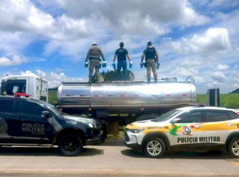 caminhao-de-leite-com-120-mil-macos-de-cigarro-ilegal-e-apreendido-em-sc