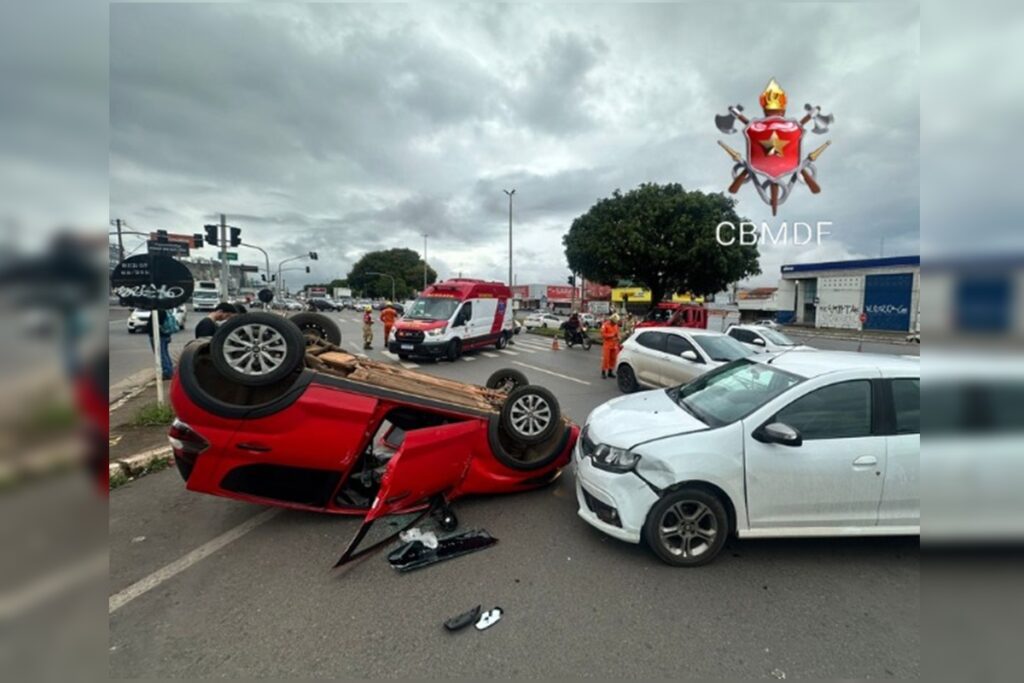 batida-entre-tres-veiculos-deixa-um-dos-carros-de-cabeca-para-baixo