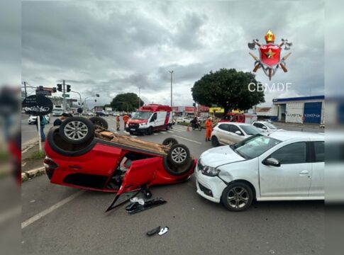 batida-entre-tres-veiculos-deixa-um-dos-carros-de-cabeca-para-baixo