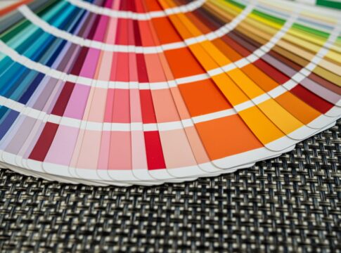 pantone-anuncia-“cloud-dancer”-como-cor-de-2026;-entenda-o-significado