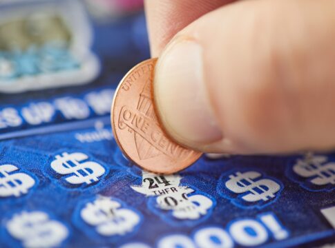 homem-ganha-r$-5-milhoes-na-loteria-apos-encontrar-bilhete-em-loja