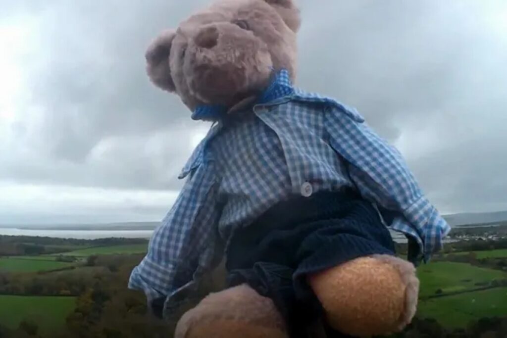 cade-o-ursinho?-colegio-tenta-achar-pelucia-perdida-na-estratosfera