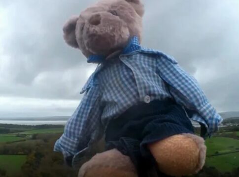 cade-o-ursinho?-colegio-tenta-achar-pelucia-perdida-na-estratosfera