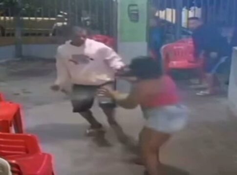 mulher-e-atacada-com-facao-dentro-de-bar-no-df;-pm-prende-agressor