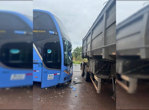 caminhao-“faz-o-l”-e-bate-em-onibus-com-22-passageiros