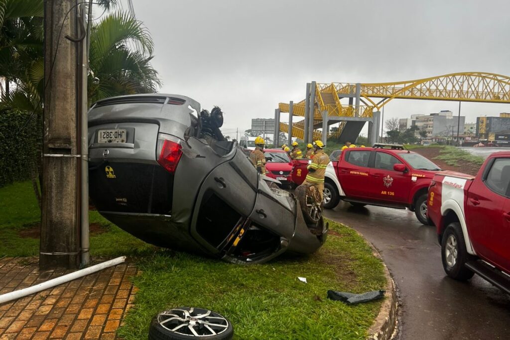 motorista-fica-ferido-apos-bater-em-onibus-e-capotar-na-br-020,-no-df