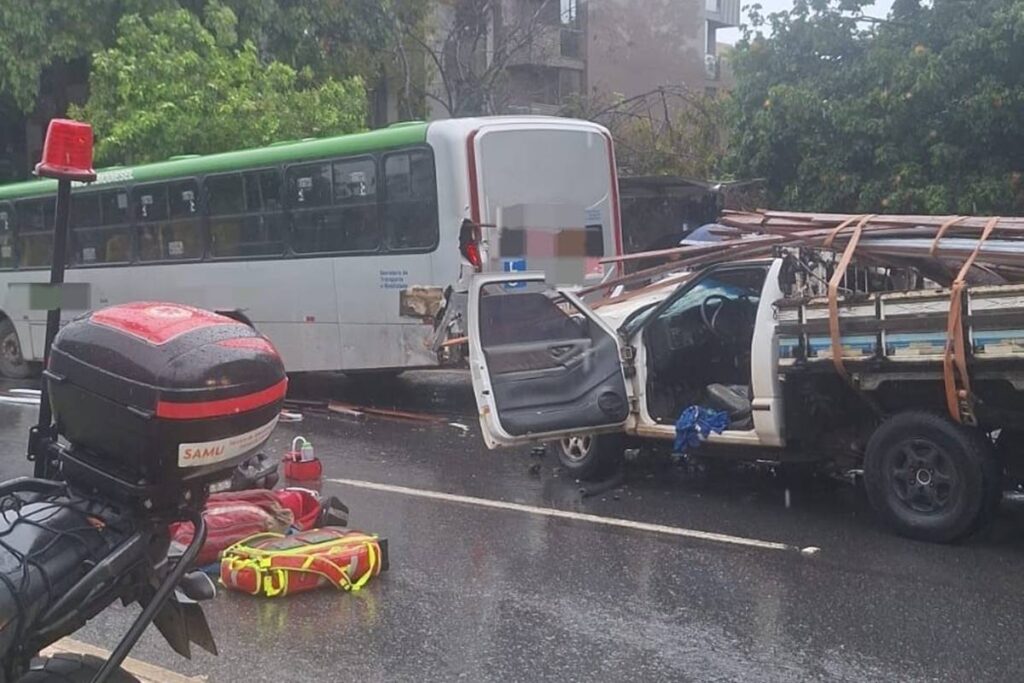 motorista-fica-preso-as-ferragens-apos-bater-carro-em-onibus-parado