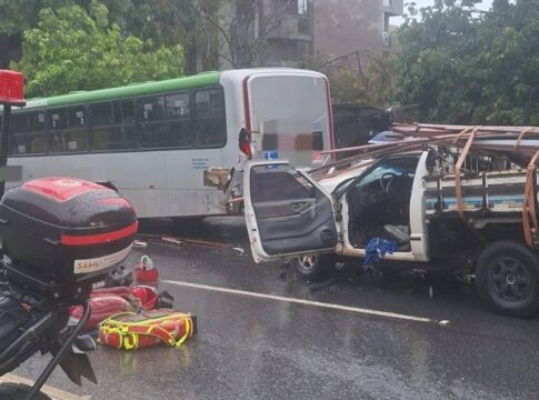 motorista-fica-preso-as-ferragens-apos-bater-carro-em-onibus-parado