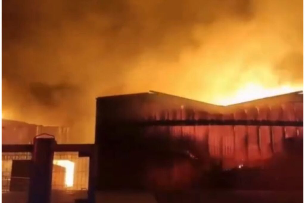 incendio-segue-por-16-horas-em-industria-de-produtos-para-pets-em-sp