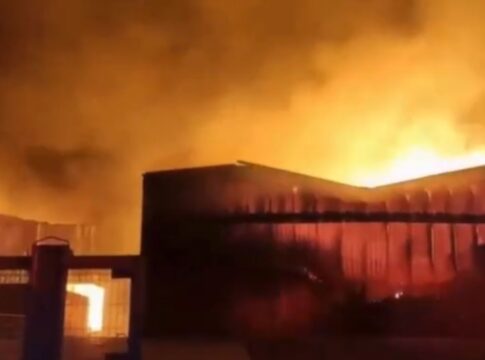incendio-segue-por-16-horas-em-industria-de-produtos-para-pets-em-sp