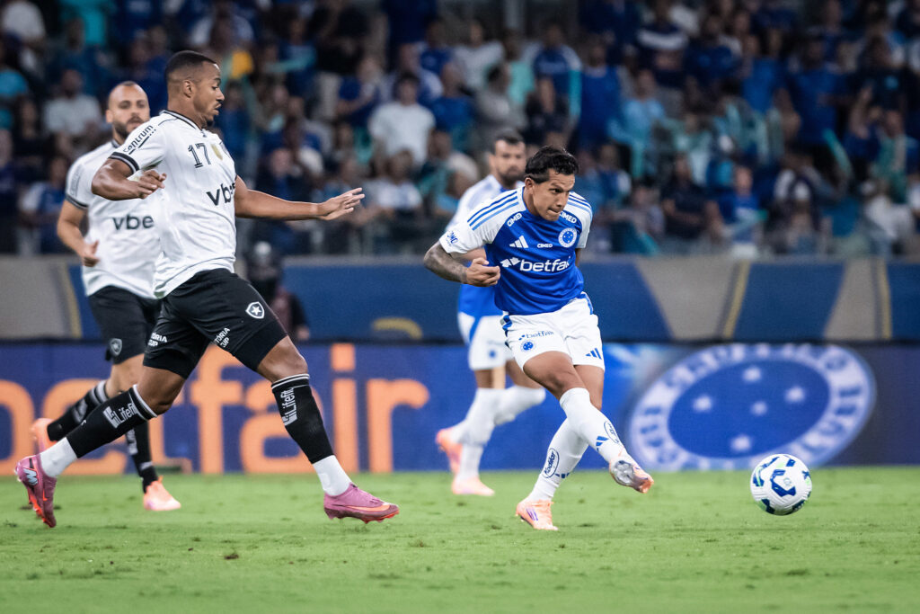 botafogo-marca-no-fim-e-arranca-empate-com-o-cruzeiro-pelo-brasileirao