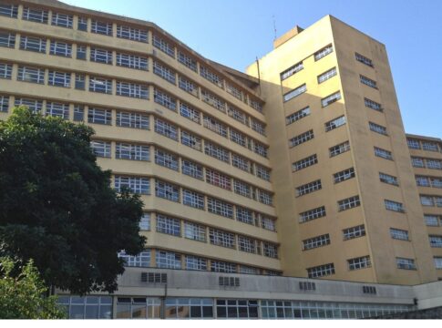 medicas-pegas-em-tarefas-particulares-durante-expediente-sao-afastadas