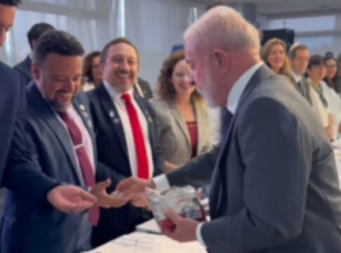 lula-distribui-balas-como-pedido-de-desculpas-apos-atraso