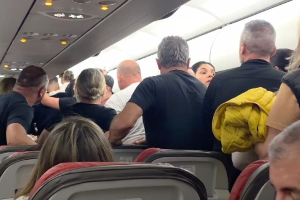 “deixem-tudo”:-passageiros-se-desesperam-durante-incendio-no-aeroporto