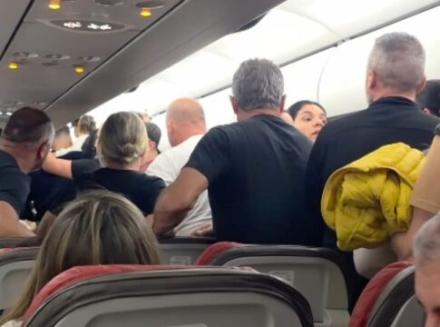 “deixem-tudo”:-passageiros-se-desesperam-durante-incendio-no-aeroporto