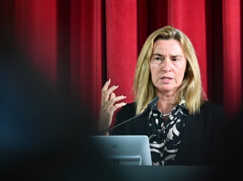 ex-diplomata-chefe-da-ue-renuncia-como-reitora-apos-detencao