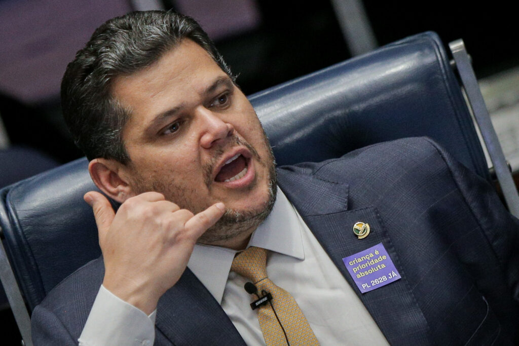 no-amapa,-alcolumbre-faz-gesto-e-diz-que-lula-tem-“sensibilidade”