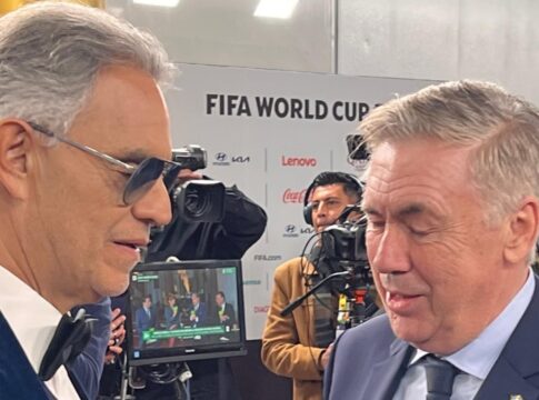 video:-carlo-ancelotti-e-andrea-bocelli-se-encontram-no-sorteio-da-copa