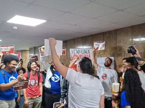 une-faz-ato-contra-bolsonaro-na-alesp-e-da-“tornozeleira-de-ouro”