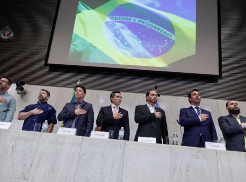 com-flavio-bolsonaro-presidenciavel,-carlos-recebe-honraria-na-alesp