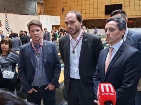 “e-irmao,-tera-meu-apoio-sempre”,-diz-carlos-bolsonaro-sobre-flavio