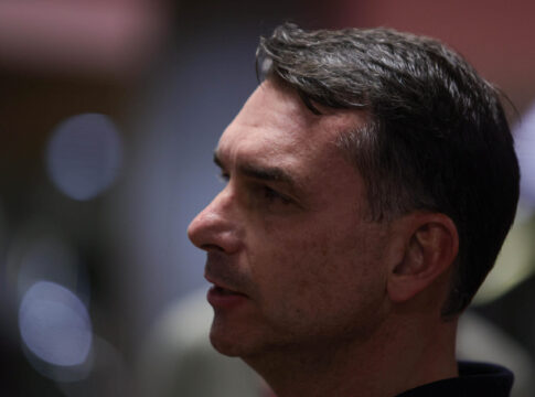 flavio-bolsonaro-culpa-lula-por-reacao-ruim-do-mercado-a-candidatura